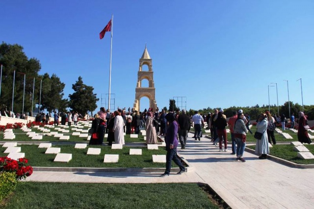 8000 Ataşehirli'den Çanakkalede Şehitlik Ziyareti