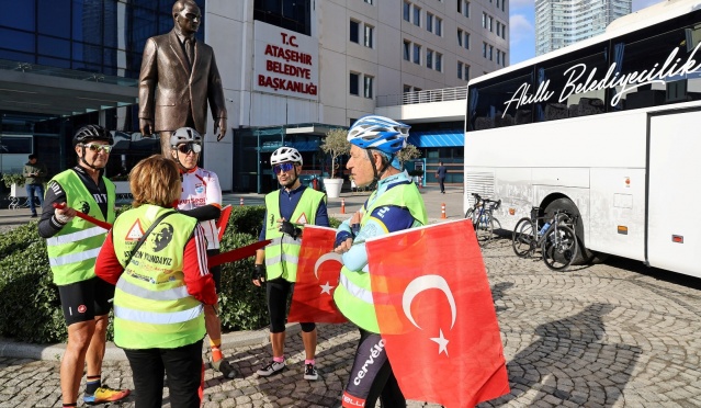 ATAŞEHİR’DEN ANITKABİR’E BİSİKLETLERLE KORTEJ OLUŞTURULDU