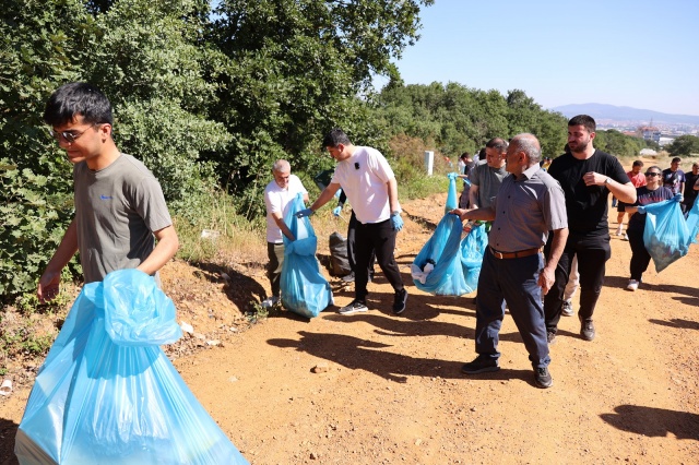 ATAŞEHİRLİLER DOĞA YÜRÜYÜŞÜNDE ATIK TOPLADILAR