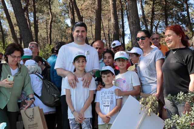 ATAŞEHİRLİLER DOĞA YÜRÜYÜŞÜNDE ATIK TOPLADILAR