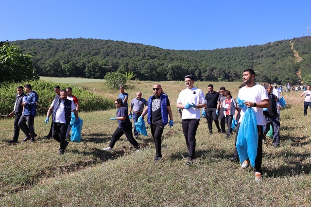 ATAŞEHİRLİLER DOĞA YÜRÜYÜŞÜNDE ATIK TOPLADILAR