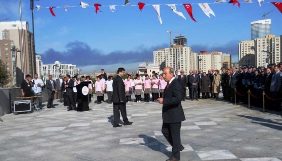 Ataşehir Cumhuriyet Meydanı'ında 23 Nisan