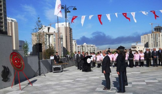 Ataşehir Cumhuriyet Meydanı'ında 23 Nisan