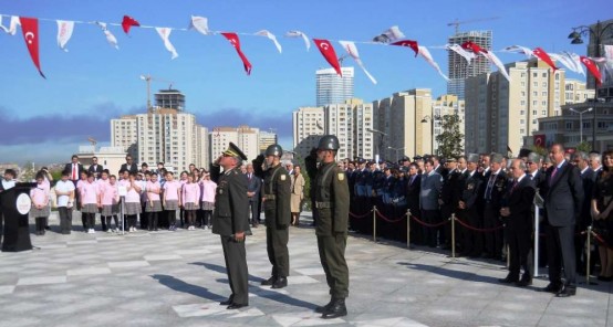 Ataşehir Cumhuriyet Meydanı'ında 23 Nisan