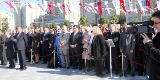 Ataşehir Cumhuriyet Meydanı'ında 23 Nisan