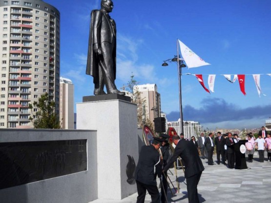 Ataşehir Cumhuriyet Meydanı'ında 23 Nisan