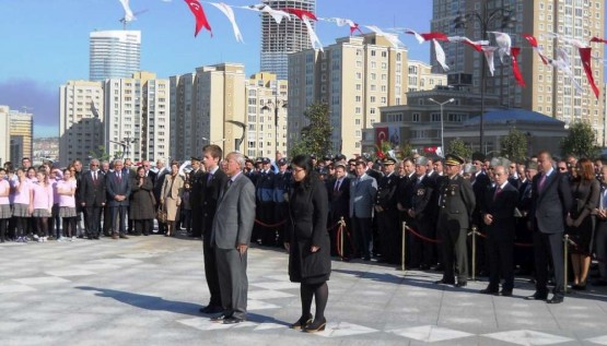 Ataşehir Cumhuriyet Meydanı'ında 23 Nisan