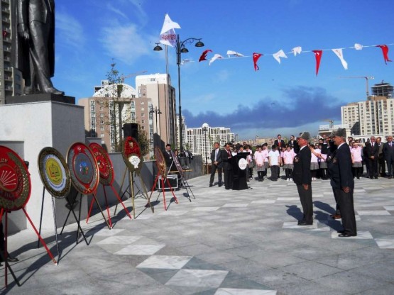 Ataşehir Cumhuriyet Meydanı'ında 23 Nisan