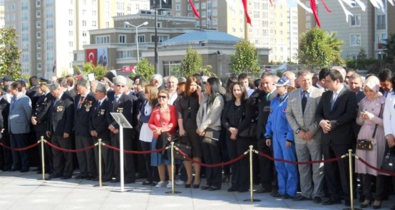 Ataşehir Cumhuriyet Meydanı'ında 23 Nisan