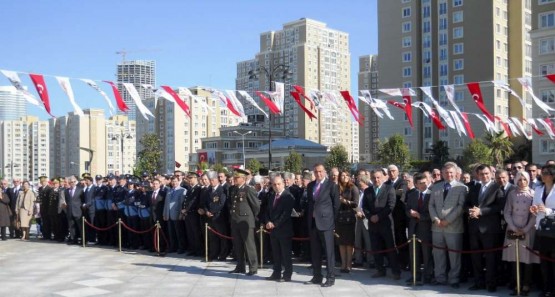 Ataşehir Cumhuriyet Meydanı'ında 23 Nisan