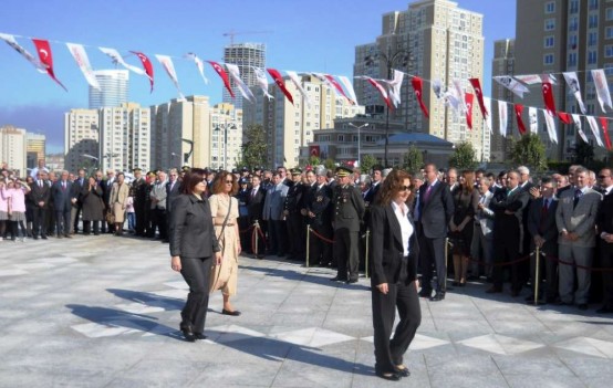 Ataşehir Cumhuriyet Meydanı'ında 23 Nisan