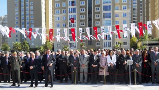 Ataşehir Cumhuriyet Meydanı'ında 23 Nisan