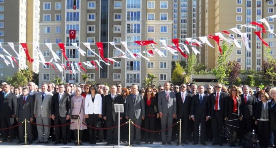 Ataşehir Cumhuriyet Meydanı'ında 23 Nisan