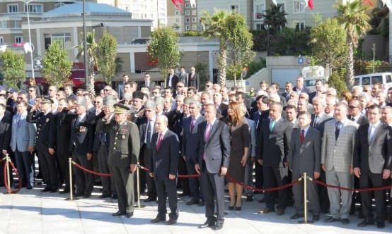 Ataşehir Cumhuriyet Meydanı'ında 23 Nisan