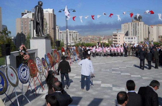 Ataşehir Cumhuriyet Meydanı'ında 23 Nisan