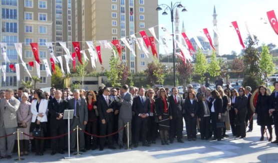 Ataşehir Cumhuriyet Meydanı'ında 23 Nisan