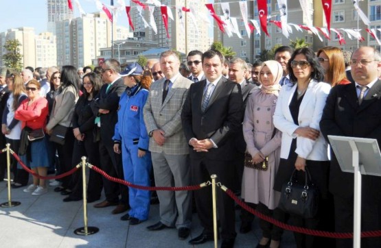 Ataşehir Cumhuriyet Meydanı'ında 23 Nisan