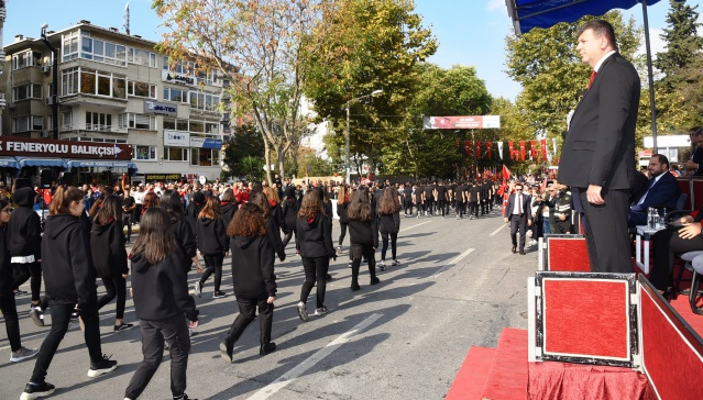 KADIKÖY’DE KLASİK OTOMOBİLLİ RESMİ GEÇİT TÖRENİ