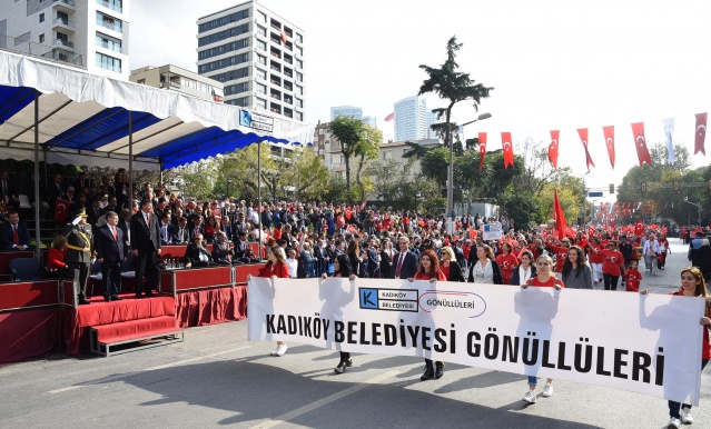 KADIKÖY’DE KLASİK OTOMOBİLLİ RESMİ GEÇİT TÖRENİ