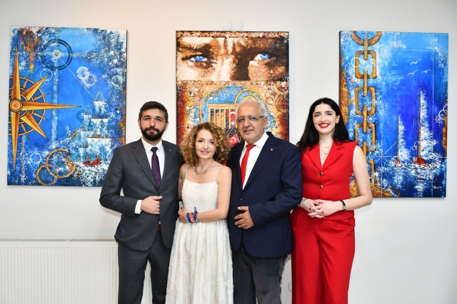 Ressam Ayşen Can’ın “Mavi Seyir” adını taşıyan yeni sergisi sanatseverlerle buluştu