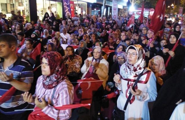 Ak Parti Ataşehir Demokrasi Nöbeti Taçlandırıldı 2016