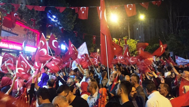 Ak Parti Ataşehir Demokrasi Nöbeti Taçlandırıldı 2016