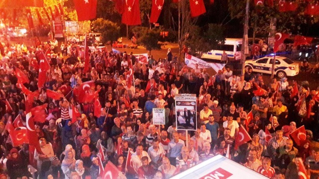 Ak Parti Ataşehir Demokrasi Nöbeti Taçlandırıldı 2016