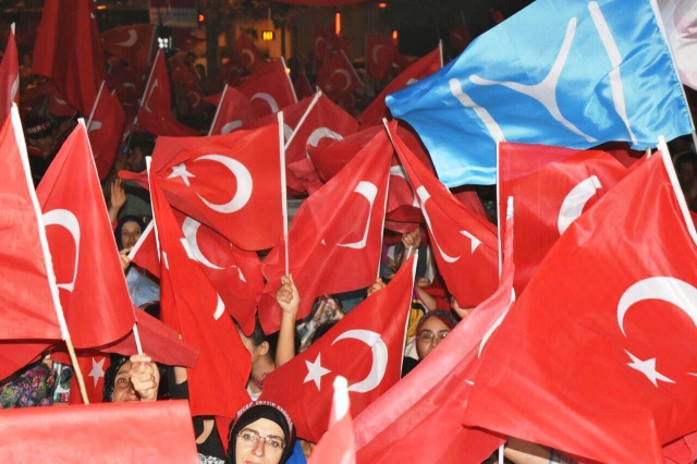 Ak Parti Ataşehir Demokrasi Nöbeti Taçlandırıldı 2016