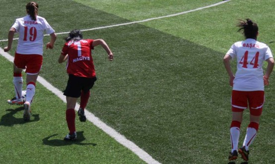 atasehir-belediye-bayan-futbol-konak