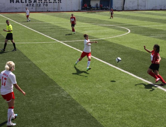 atasehir-belediye-bayan-futbol-konak