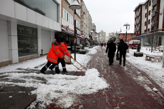 Ataşehir Belediyesi Kar çalışmalarını sürdürüyor