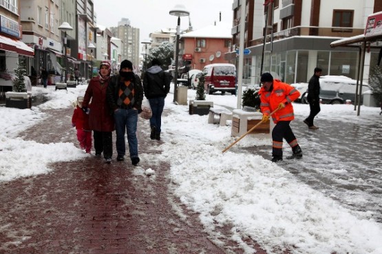 Ataşehir Belediyesi Kar çalışmalarını sürdürüyor