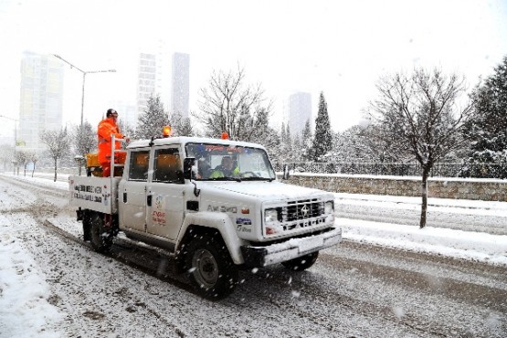 Ataşehir Belediyesi Kar çalışmalarını sürdürüyor