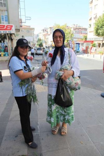 Ataşehir Belediye Zabıtasından  Karanfilli Kutlama