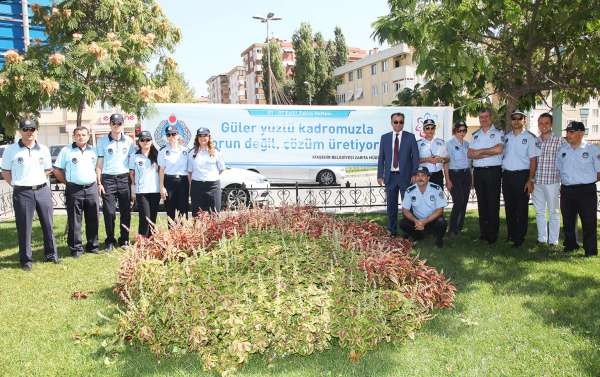 Ataşehir Belediye Zabıtasından  Karanfilli Kutlama