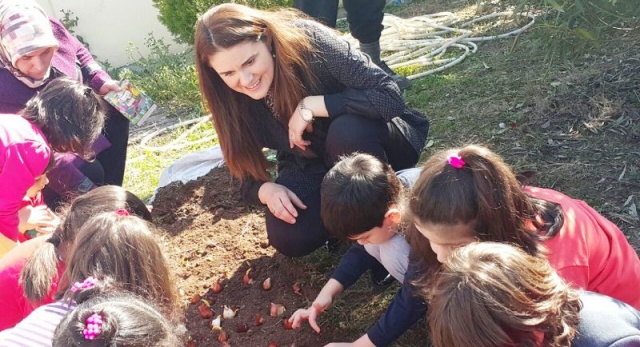 Ataşehir'de Çocuklar Baharı Lale Soğanı Dikerek Karşıladılar