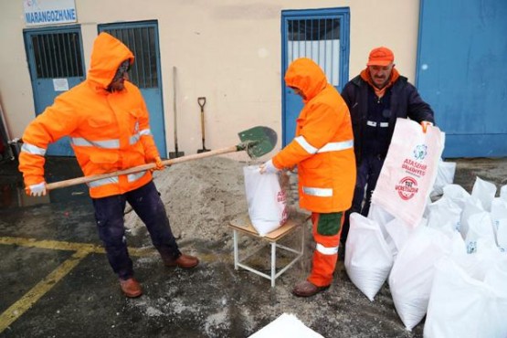 Ataşehir Belediyesi Kar çalışmalarını sürdürüyor