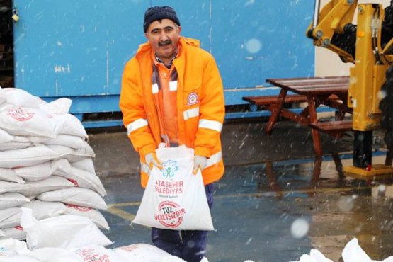 Ataşehir Belediyesi Kar çalışmalarını sürdürüyor