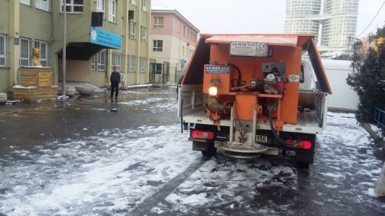 Ataşehir Belediyesi Kar çalışmalarını sürdürüyor