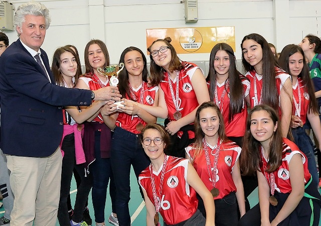 ATAŞEHİR'DE VOLEYBOL TURNUVASI SONA ERDİ