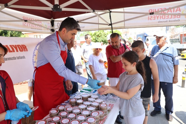 BAŞKAN ONURSAL ADIGÜZEL AŞURE DAĞITTI