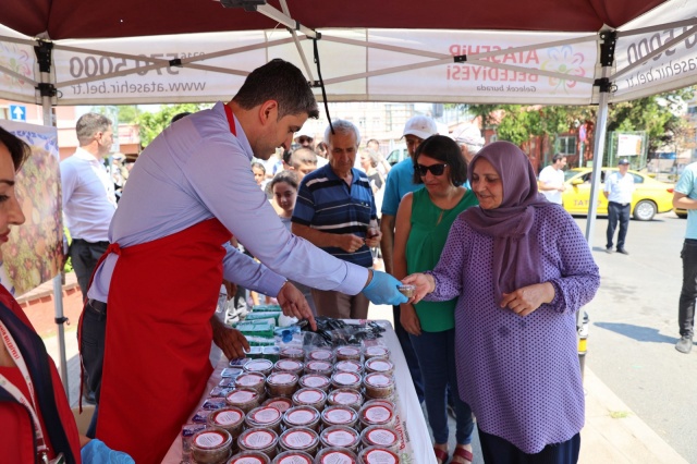 BAŞKAN ONURSAL ADIGÜZEL AŞURE DAĞITTI