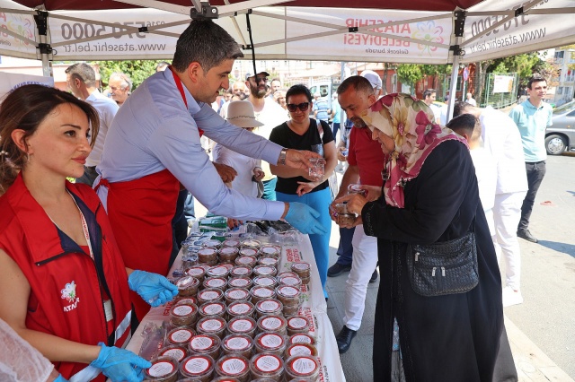 BAŞKAN ONURSAL ADIGÜZEL AŞURE DAĞITTI