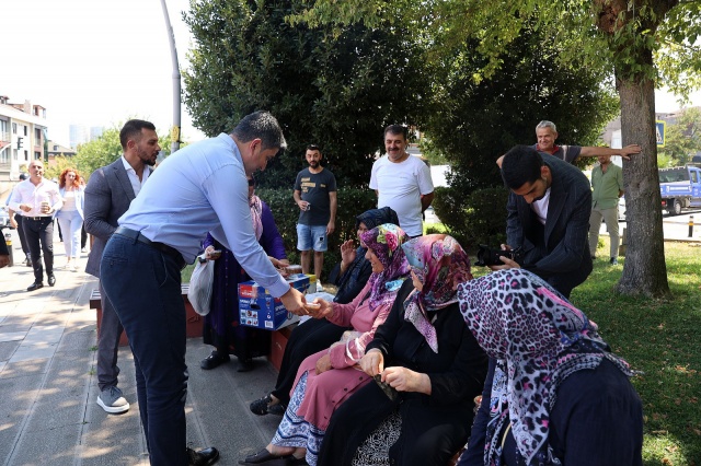 BAŞKAN ONURSAL ADIGÜZEL AŞURE DAĞITTI