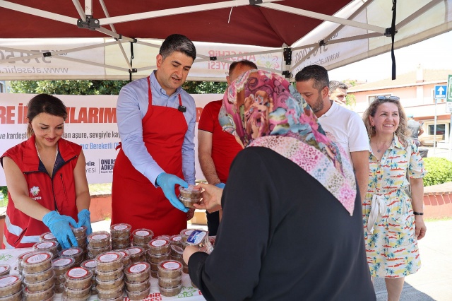 BAŞKAN ONURSAL ADIGÜZEL AŞURE DAĞITTI