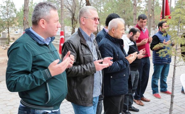 Bem-Bir-Sen'den Şehit Ömer Halisdemir'e Vefa, 
15 Temmuz hain darbe girişiminin simgesi haline gelen Şehit Piyade Astsubay Başçavuş Ömer Halisdemir’in kabrini ziyaret etti.