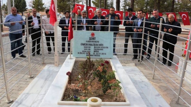 Bem-Bir-Sen'den Şehit Ömer Halisdemir'e Vefa, 
15 Temmuz hain darbe girişiminin simgesi haline gelen Şehit Piyade Astsubay Başçavuş Ömer Halisdemir’in kabrini ziyaret etti.