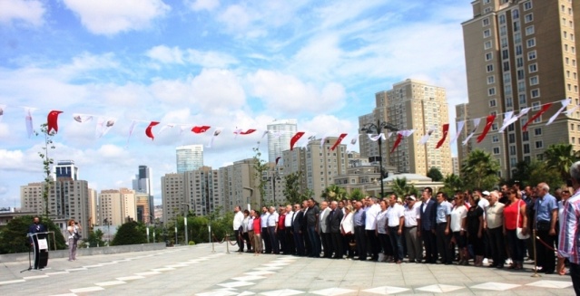 CHP, ATAŞEHİR'DE 15 TEMMUZ ŞEHİTLERİNİ ANDI