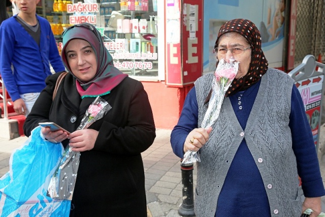 Ataşehirli kadınlara karanfil dağıtıldı.