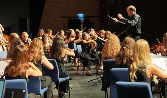 DÜNYA BARIŞ İÇİN İKİ ÜLKEDEN ATAŞEHİR’DE ORTAK KONSER: DÜNYADA İLK KEZ SAHNELENDİ.